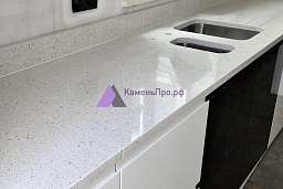 Прямая столешница с двумя мойками из кварца Caesarstone Nougat 6600